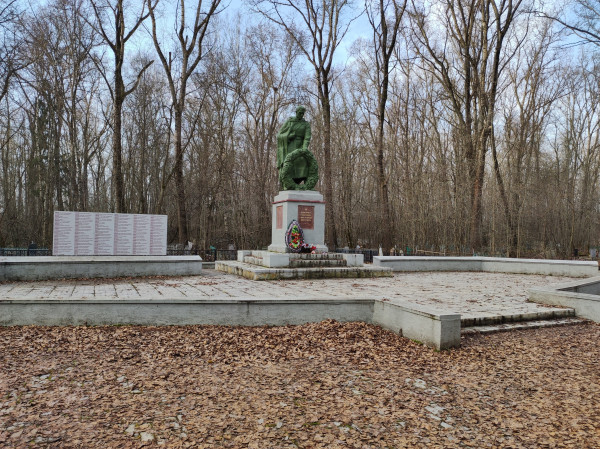 Памятник войнам, умершим от ран в госпиталях города Глазова в 1941 – 1945 гг.