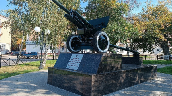 Памятник-пушка в честь 40-летия Победы над фашистской Германией (воинам артдивизиона им. Комсомола Удмуртии)